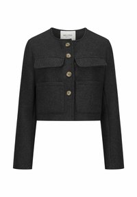 Afgekropen zwart wollen jasje met lange mouwen, twee voorkruiszakken en vijf ronde knopen. Houten accenten op de knopen voegen detail toe.