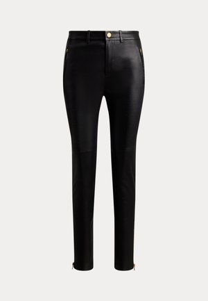 Zwarte, strakke broek van glad leer. Kenmerkt zich door zijzakken met rits en contrasterende gouden hardware-accenten bij de enkels.