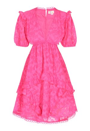 Rózsaszín csipkeborítású ruha V-kivágással, puffos ujjakkal és fodros szegéllyel. Díszes kör alakú díszítéssel rendelkezik a nyakkivágás és az ujjak mentén.