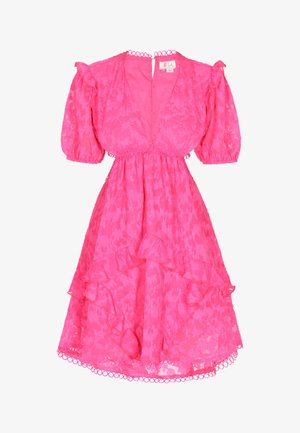 Różowa koronkowa sukienka z dekoltem w kształcie litery V, bufiastymi rękawami i falbaną na dole. Posiada dekoracyjny okrągły wykończenie wokół dekoltu i rękawów.