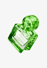 Grønn glassparfymeflaske med en rundet kork, med en firkantet base og klar senter. Gravert tekst lyder "KIKO MILANO" og "BRERA DISTRICT."