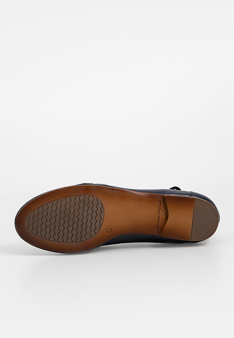 Zapato de cuero azul oscuro con superficie lisa y suela de goma marrón con un diseño. Presenta una punta redondeada y detalles de costura sutiles.