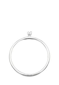 Dünner Silberring mit einem kleinen runden Diamanten, der in einer vierzackigen Fassung auf weißem Hintergrund sitzt.