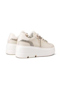 Sneakers in pelle beige con dettagli glitterati, punta tonda, suola piatta bianca, chiusura con lacci e occhielli metallici, texture liscia.