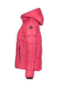 Doudoune rouge avec capuche, poche zippée sur le côté, patch logo noir sur la manche et poignets noirs, vue de côté.