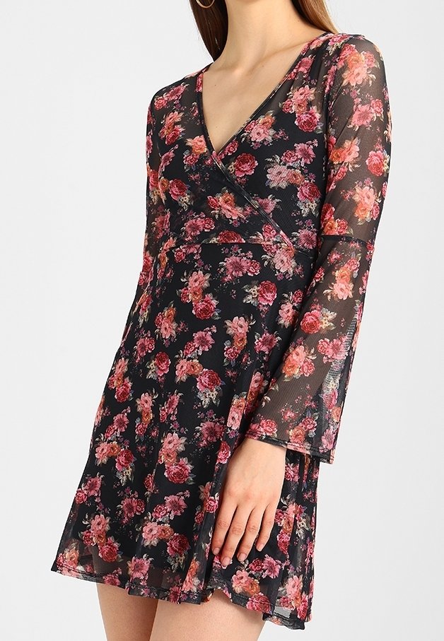 Schwarzblumiges Kleid mit V-Ausschnitt, transparenten langen Ärmeln, pinken und roten Rosenmustern sowie einem ausgestellten Rock. Leichte, fließende Stoffqualität.