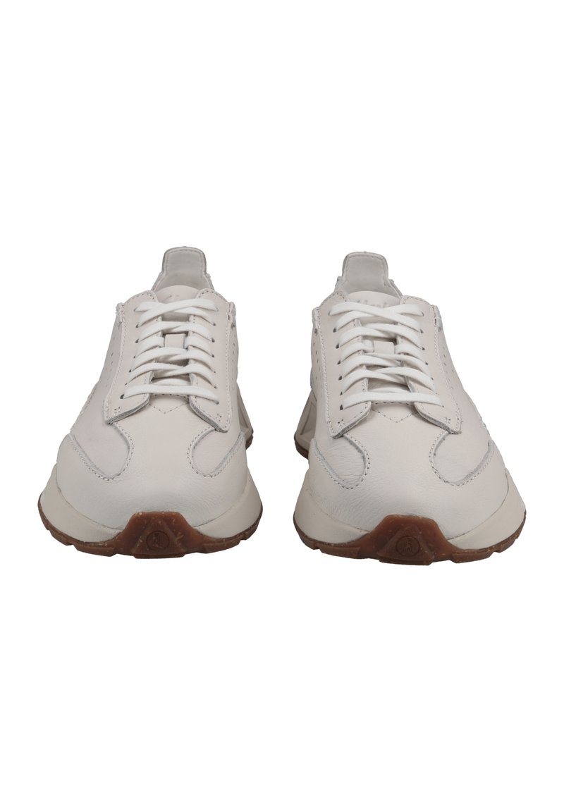 Baskets en cuir blanc avec embouts ronds, lacets plats blancs et semelles en caoutchouc beige clair. Présentent une couture minimale et sans marque visible.