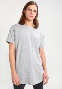 Grå bomulds T-shirt med rund hals og korte ærmer, der har en afslappet pasform og en glat tekstur. Ingen mønstre eller detaljer synlige.