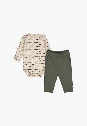 Béžové kojenecké body s dlouhým rukávem a vzorem lokomotivy a olivově zelené kojenecké kalhoty s elastickým pasem a kapsami.