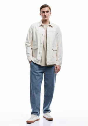 - Jeansy Relaxed Fit