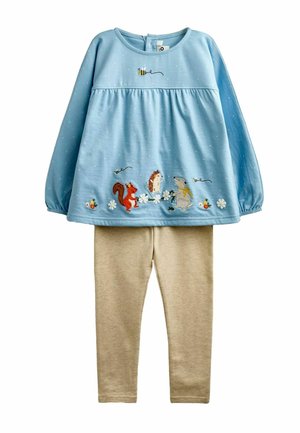 Haut bleu à manches longues avec broderies d’animaux et de fleurs, associé à des leggings beiges, conçu pour les tout-petits ou jeunes enfants.