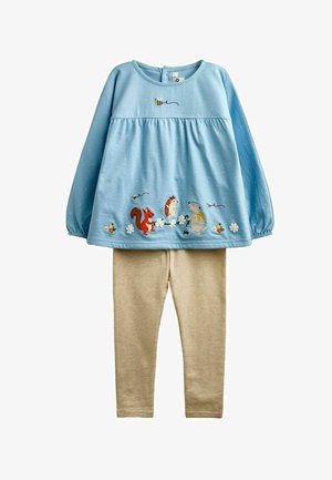 Blå langærmet top med dyre- og blomsterbroderi kombineret med beige leggings, designet til småbørn eller små børn.