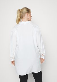 EVOKED VILA VIZUGI LONG SHIRT - Blusa - cloud dancer