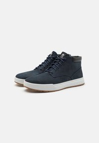 Pantofi mid-top din suede bleumarin, cu talpă din cauciuc albă și accente maro. Prezintă șireturi rotunde, guler căptușit și logo pe limbă.