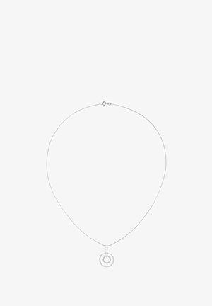 Silverhalsband med fin kedja. Har en rund hängsmycke med koncentriska cirklar, slät textur och en säker karbinhake.