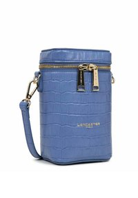 Borsa cilindrica blu in ecopelle effetto coccodrillo con finiture dorate. Caratterizzata da una chiusura con zip e una tracolla removibile per indossarla a tracolla.