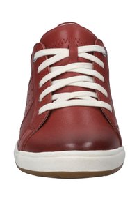 Punaiset nahkakengät valkoisilla nauhoilla, pyöreällä varvalla ja kumipohjalla. Sisältää rei'itetyn muotoilun sivuilla ja erottuvan tikkauskohdan.