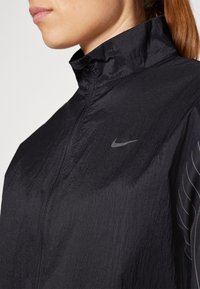 Nike Performance RUN - Vandeniui atspari striukė - black/black