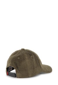 Casquette en velours côtelé vert olive avec une visière incurvée, bandeau noir en plastique réglable à l'arrière, et trous de ventilation sur les côtés.