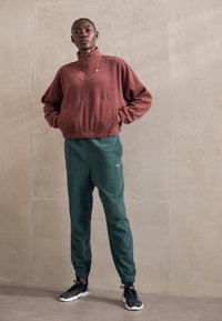 Nike Performance ONE  - Felpa in pile - red sepia/white