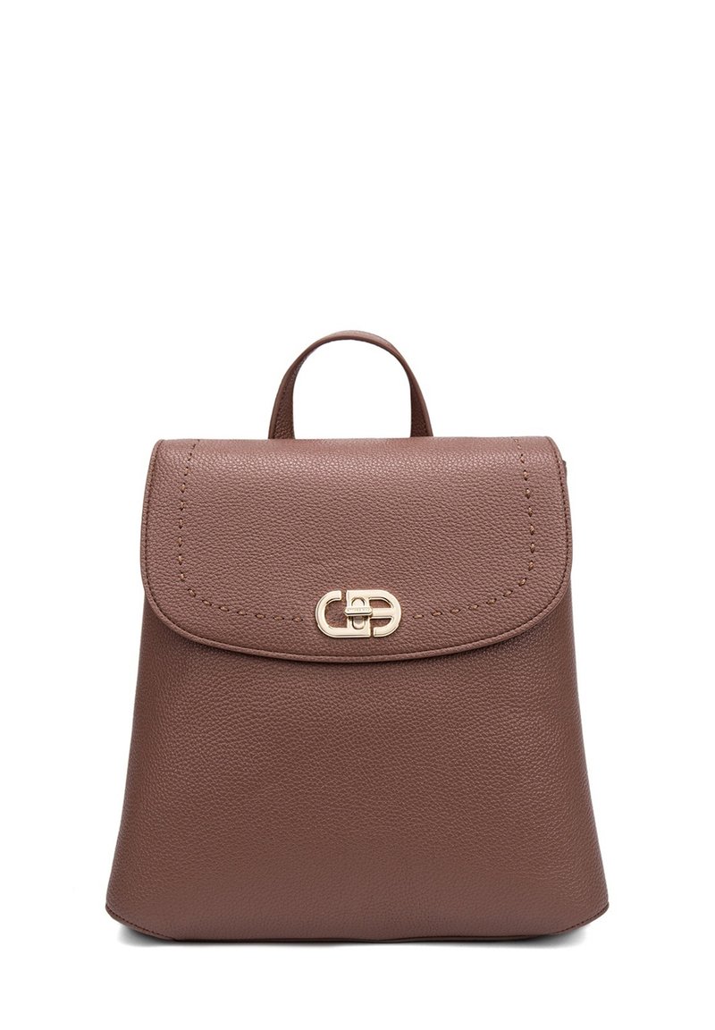 Un sac à dos en cuir marron avec une forme structurée, un rabat arrondi et un fermoir doré. Il dispose d'une poignée supérieure et d'une surface texturée.