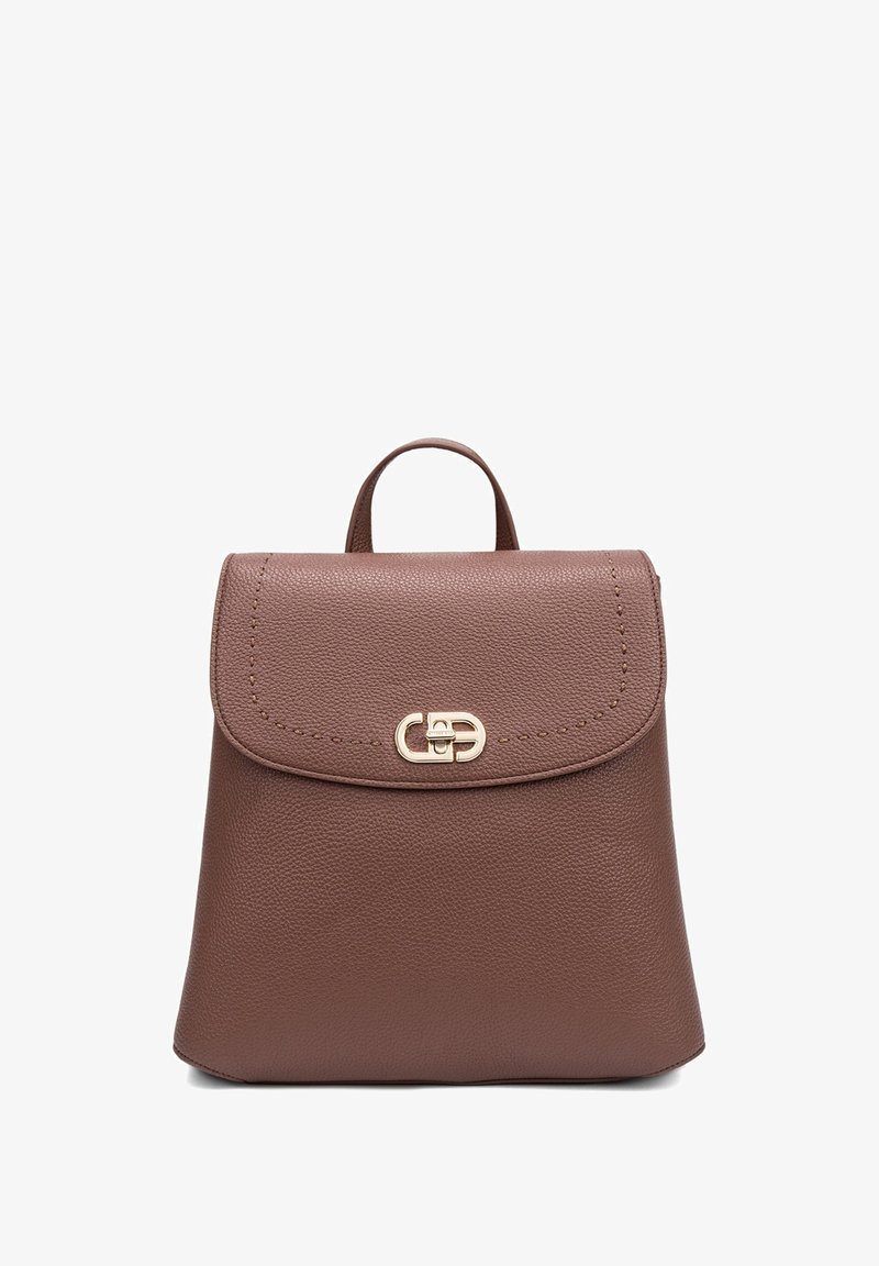 Zaino in pelle marrone con una forma strutturata, pattina arrotondata e chiusura in oro. Presenta una maniglia superiore e una superficie testurizzata.