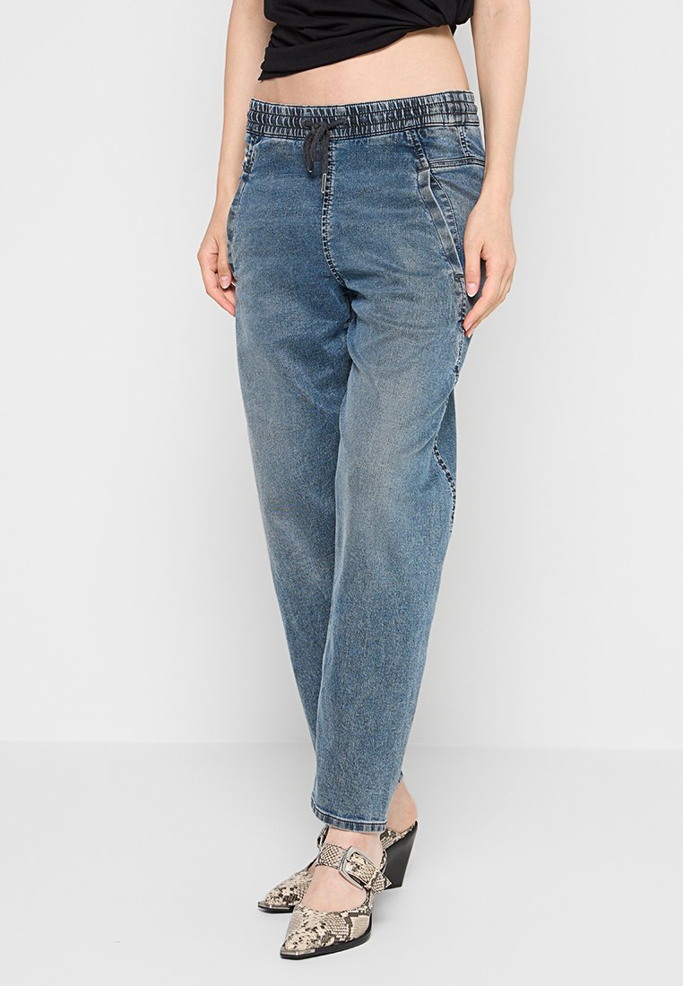 Helle blaue Denim-Jogginghosen mit elastischem Bund und Kordelzug. Gerade Passform, verblasste Textur, mit seitlichen Taschen und sichtbaren Nähten.