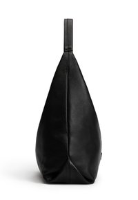 Schwarze Lederhandtasche in dreieckiger Form, mit glatter Textur und einem oberen Tragegriff. Minimalistisches Design ohne sichtbare Beschläge.