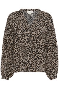 Sort bluse med et virvlet mønster af beige former, med V-udskæring, lange ærmer og en knaplukning ved kraven.
