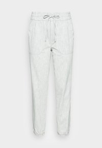 Jasnoszare teksturowane spodnie ze sznurkiem, elastycznymi mankietami i przednimi kieszeniami naszywanymi, przedstawione na białym tle.