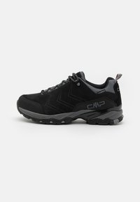 Schwarze wasserdichte Wanderschuhe mit Obermaterial aus Wildleder, grauen Akzenten, strukturiertem Profil und kontrastierenden Seitestreifen. Mit strapazierfähigen Schnürsenkeln und einer Fersenschlaufe.