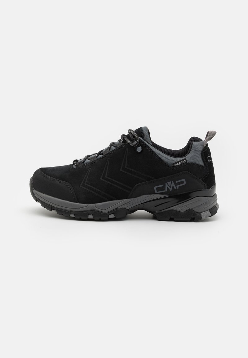Schwarze wasserdichte Wanderschuhe mit Obermaterial aus Wildleder, grauen Akzenten, strukturiertem Profil und kontrastierenden Seitestreifen. Mit strapazierfähigen Schnürsenkeln und einer Fersenschlaufe.