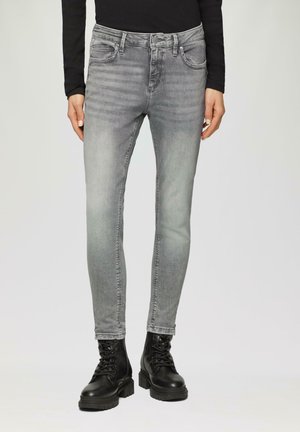 QS SADIE MID RISE ZIPPER AM SAUM SUPERSTRETCH - Slim fit jeans - steingrau