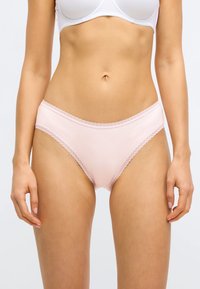 Culotte en coton rose clair avec une délicate bordure en dentelle à la taille et aux jambes, présentant une coupe classique et une texture lisse.
