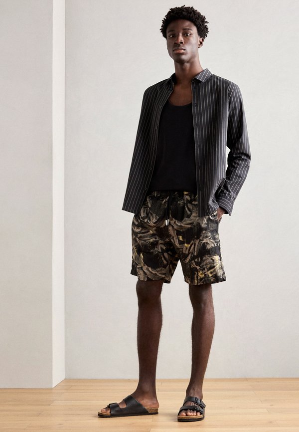 REGULAR FIT WITH LOGOED METAL BADGE - Shorts2