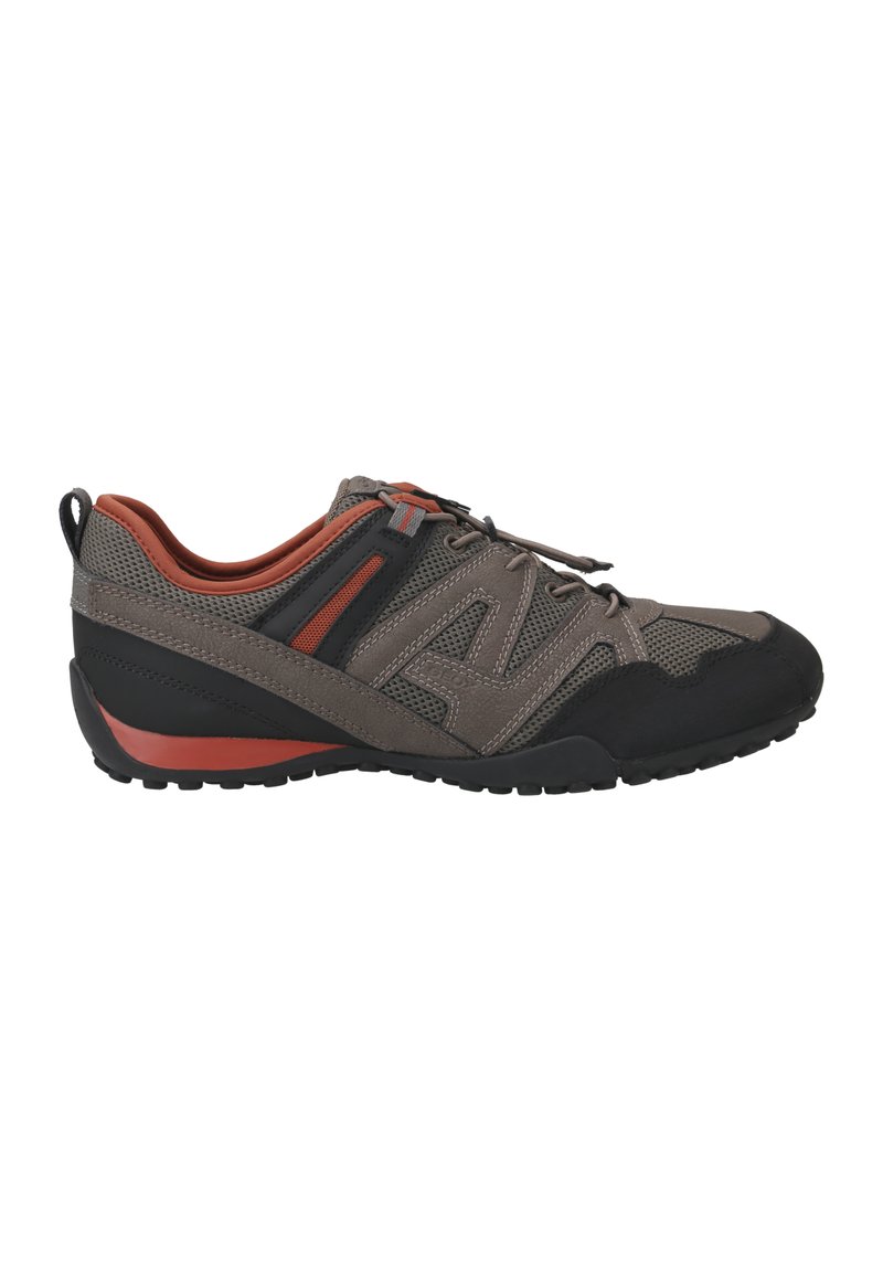 Scarpe da trekking grigie con tomaia in rete, punta in gomma nera e dettagli rossi, dotate di un design texture e suola in gomma piatta.