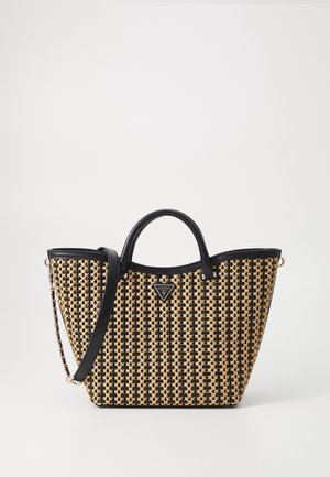 Zwart- en goudkleurige geweven tote-handtas met korte handvatten, lange schouderriem en klein driehoekig Guess-logo aan de voorkant in het midden.