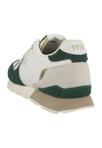 Sneaker bianca e verde con tomaia in suede e pelle, collo imbottito, logo impresso e suola in gomma con intersuola beige.