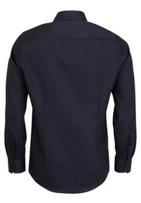 Marineblauwe longsleeve shirt, gemaakt van gladde stof, heeft een standaard kraag, knoopmanchetten en een gebogen zoom aan de onderkant.