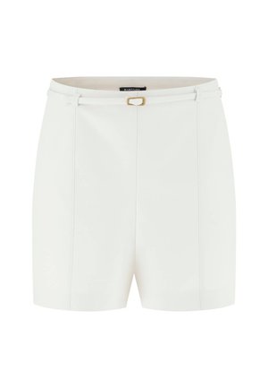 Witte, op maat gemaakte shorts met een smalle riem met een kleine gouden gesp, een hoge taille en details van een voornaad.