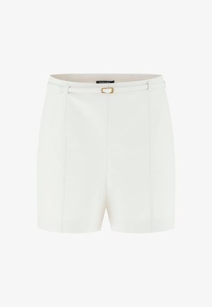 Witte, op maat gemaakte shorts met een smalle riem met een kleine gouden gesp, een hoge taille en details van een voornaad.