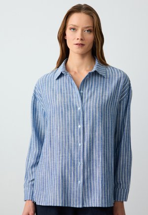 Camicia a bottone blu a righe realizzata in tessuto leggero. Presenta un colletto, maniche lunghe e una vestibilità comoda con un sottile motivo verticale.