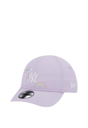 Hellviolette Baseballkappe mit weißem New York Yankees-Logo, bestickten Regenbogen-, Stern- und Wolkenmotiven und einem silbernen Aufkleber am Schirm.