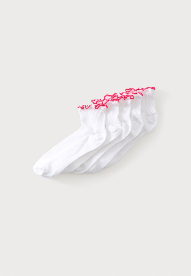 Lot de six chaussettes blanches chevilles avec un bord froncé rose le long du bord supérieur, disposées en chevauchement sur un fond clair.
