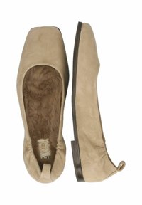 Beiga mockasinläder flats med fyrkantig tå, mjukt fluffigt foder, låg klack och samlade detaljer bak. Slät textur med minimal hårdvara.