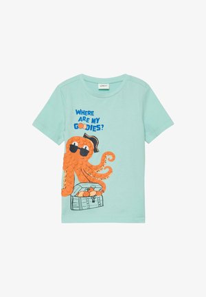 Jasnoniebieska dziecięca koszulka z pomarańczowym ośmiornicą w okularach przeciwsłonecznych i pirackim kapeluszu trzymającym skrzynię ze skarbem z napisem „Gdzie są moje smakołyki?”