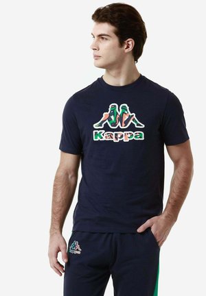 T-shirt in cotone blu navy con un grafico del logo "Kappa" multicolore sul davanti. Collo rotondo, maniche corte, vestibilità standard.