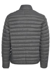Veste grise rembourrée avec texture matelassée horizontale, col montant et poignets élastiques. Matière douce et légère, adaptée pour la chaleur et le confort.