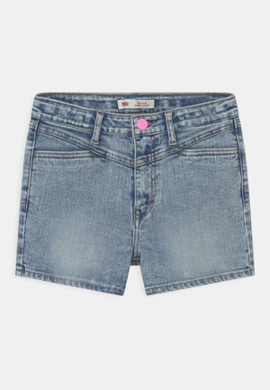 Lyseblå, højtaljede denimshorts med forlommer, bæltestropper, lukning med pink knap og udvaskede detaljer.