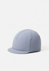 Lyseblå lue laget av teksturert stoff med avrundet topp, buet skygge og sekspaneldesign. Inkluderer synlige sømdetaljer.